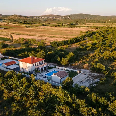 Magdalena Zadarvillas *
