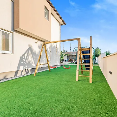 Magdalena Zadarvillas *