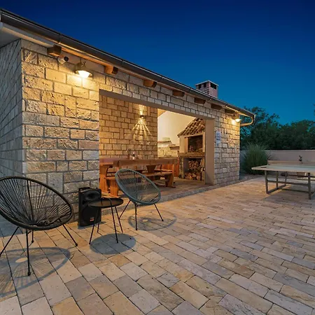 Magdalena Zadarvillas Vila *